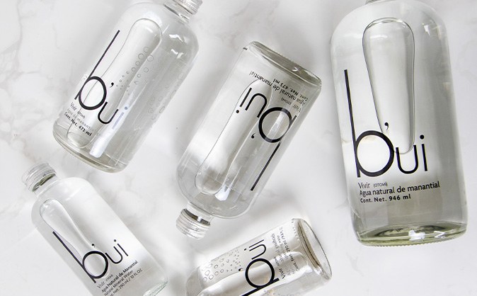 Botellas b'ui agua natural sobre mármol