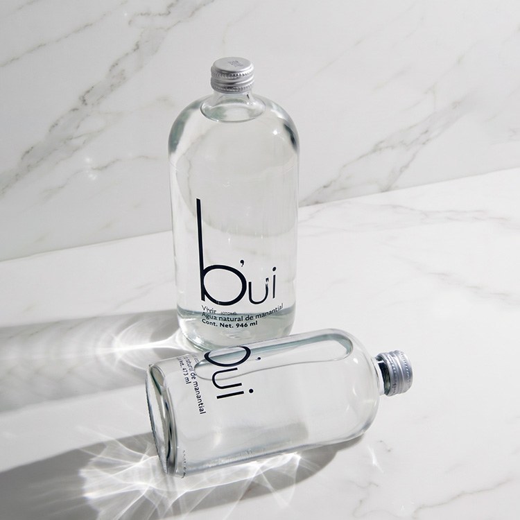 Botellas b'ui sobre mármol